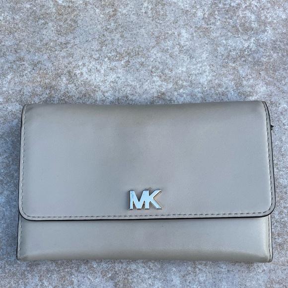 MICHAEL Michael Kors
Medium Carryall Tri-Fold Wallet - Picture 16 of 16